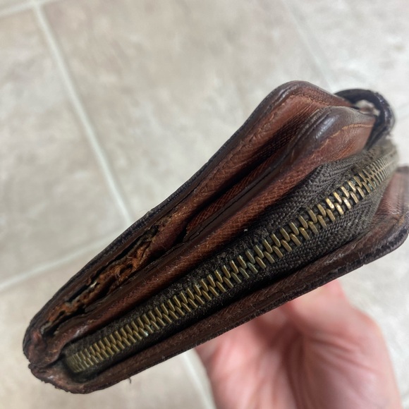 Louis Vuitton authentic bi fold wallet with coin zipper - Picture 7 of 13